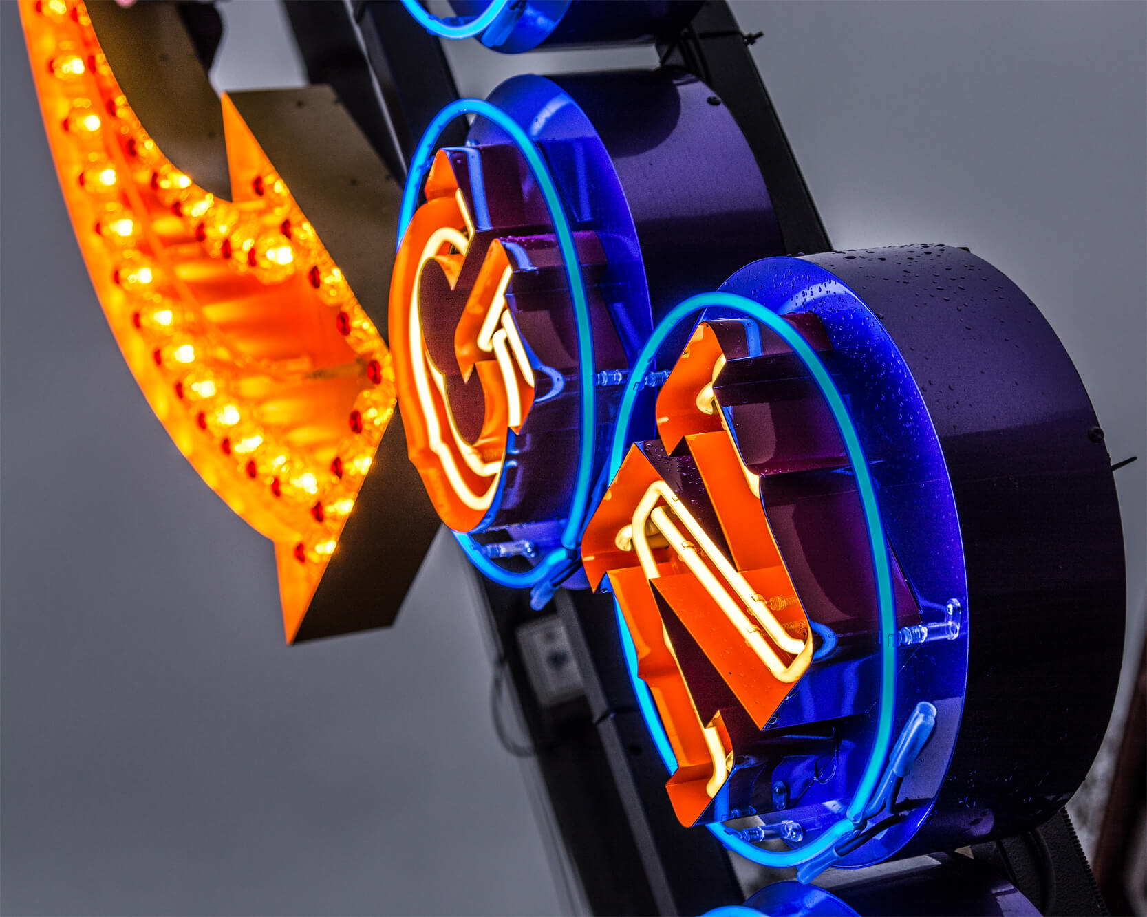 Neon-Literatur-Raum-Neon-Licht-Literatur-Neon-Logo-Neon-Zeichen-Orange-Pfeil-Neon-Hoch-Neon-Stand-Neon-Bunt